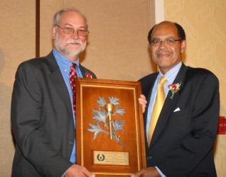 Former MGWA President Ron Sirak presents the 2010 Gold Tee Award to Joe&nbsp;Louis&nbsp;Barrow,&nbsp;Jr.