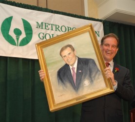 Jim Nantz displays his 2011 Lincoln&nbsp;Werden Golf Journalism Award