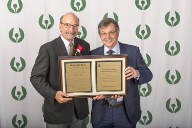 2019 Lincoln Werden Golf Journalism Award winner Larry Dorman accepts his award from 2018 recipient Hank Gola